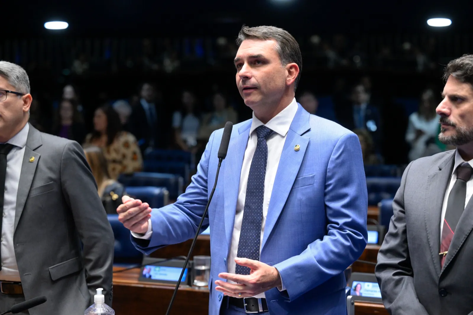 O senador Flávio Bolsonaro (PL-RJ) em pronunciamento à bancada do plenário do Senado Federal, durante sessão deliberativa.