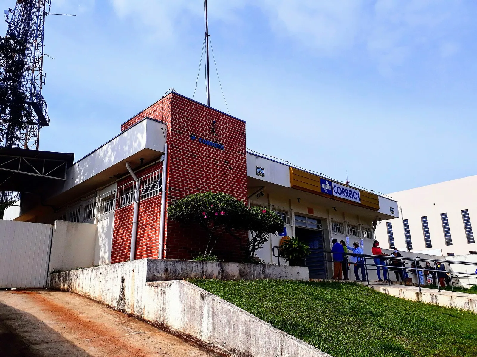 Pessoas na entrada de uma agência dos Correios em Telêmaco Borba, no Paraná
