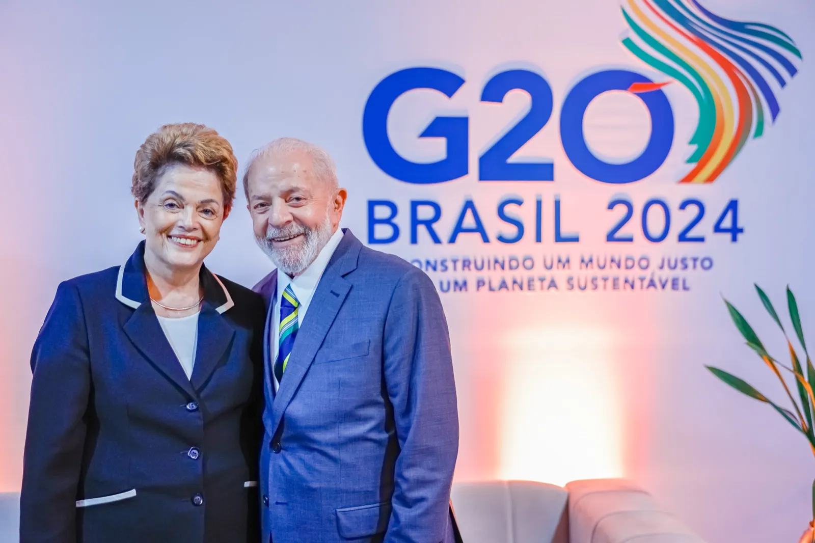 Dilma Rousseff e Luiz Inácio Lula da Silva posam lado a lado diante de um painel do G20 Brasil 2024