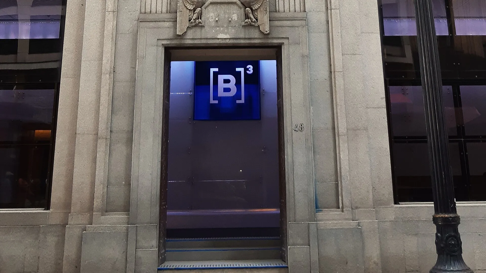 Entrada do prédio da B3 na Praça Antônio Prado, em São Paulo, com o logotipo da bolsa aparecendo na porta