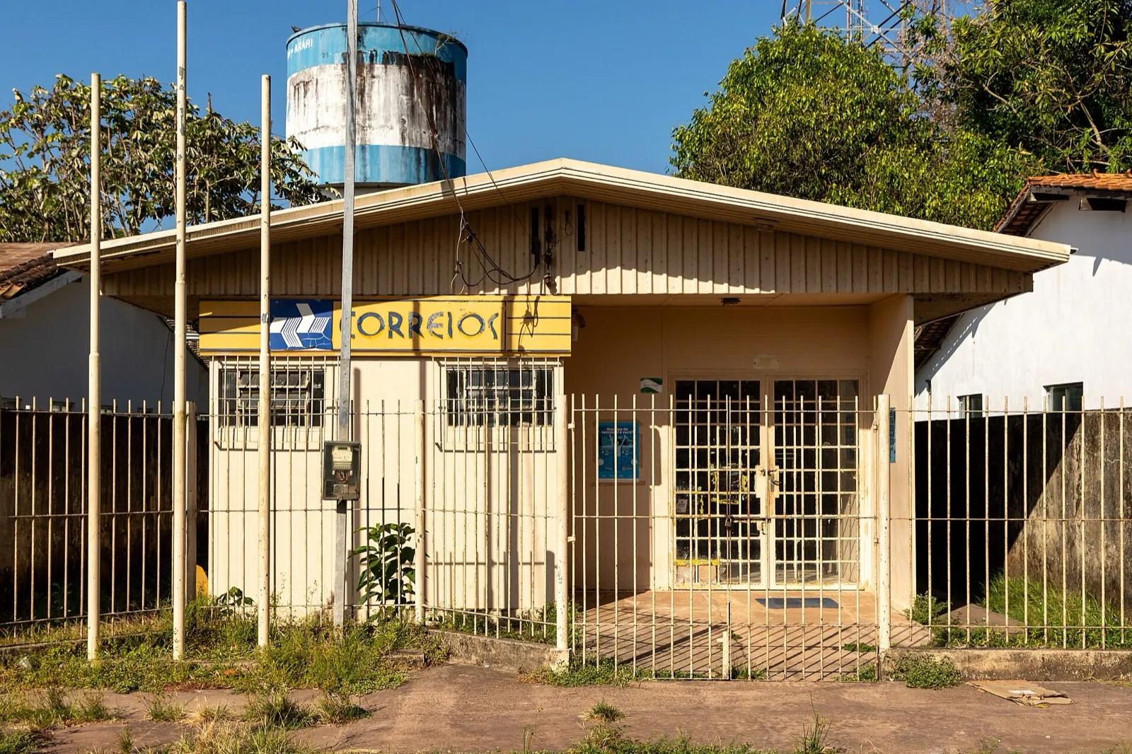 Fachada de uma agência dos Correios cercada por grade em Cachoeira do Arari, no Pará