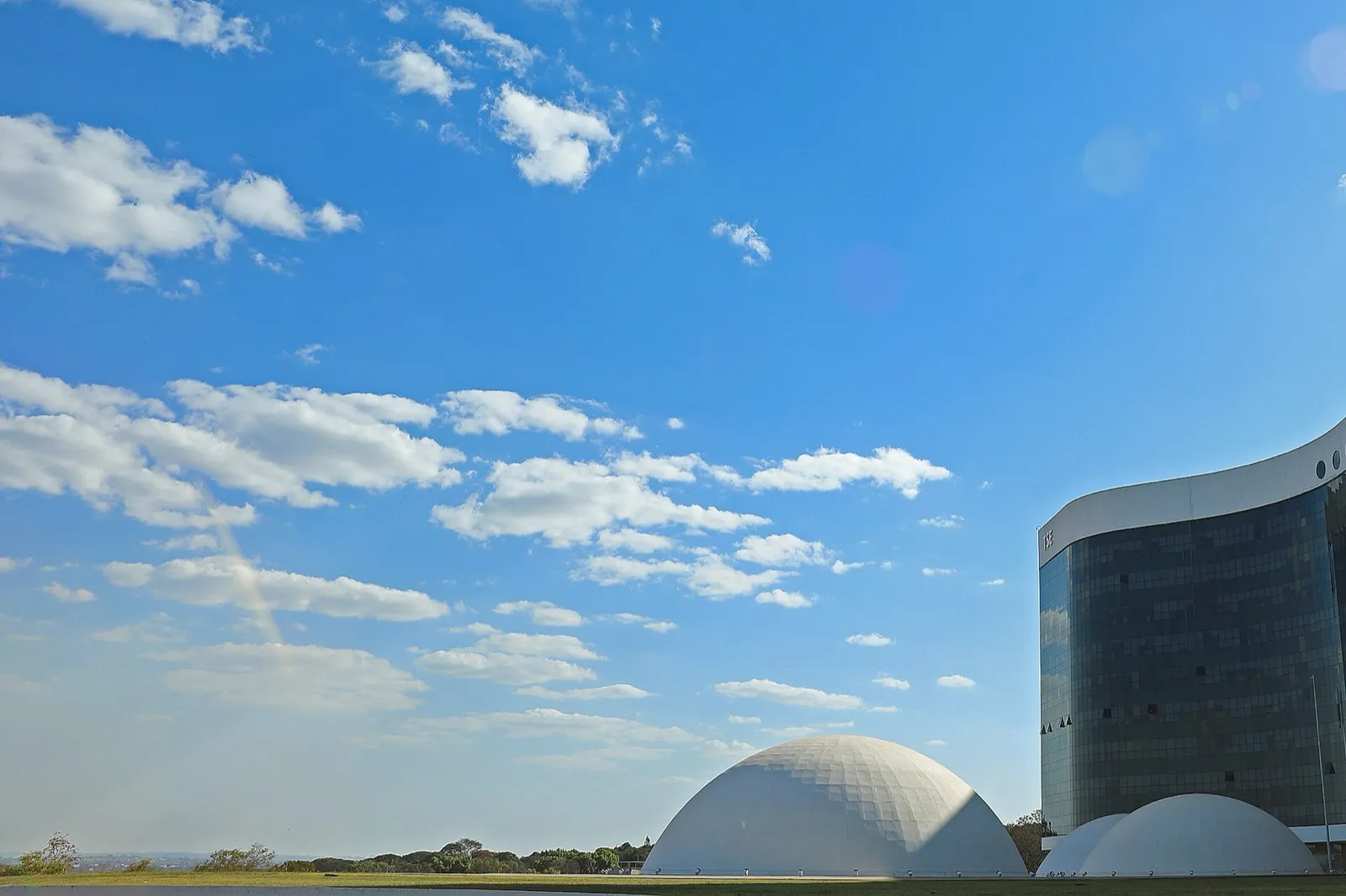 Fachada do prédio do Tribunal Superior Eleitoral em Brasília, com a cúpula branca em primeiro plano e céu azul ao fundo
