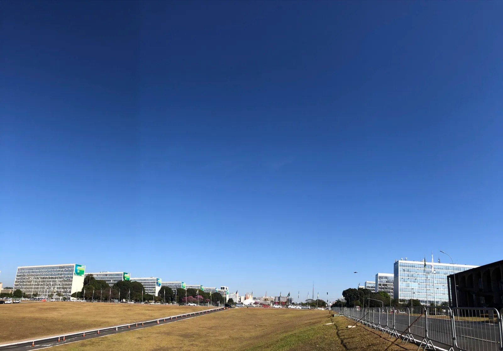 Vista da Esplanada dos Ministérios, em Brasília, com os blocos uniformes dos ministérios e o Congresso Nacional ao fundo.
