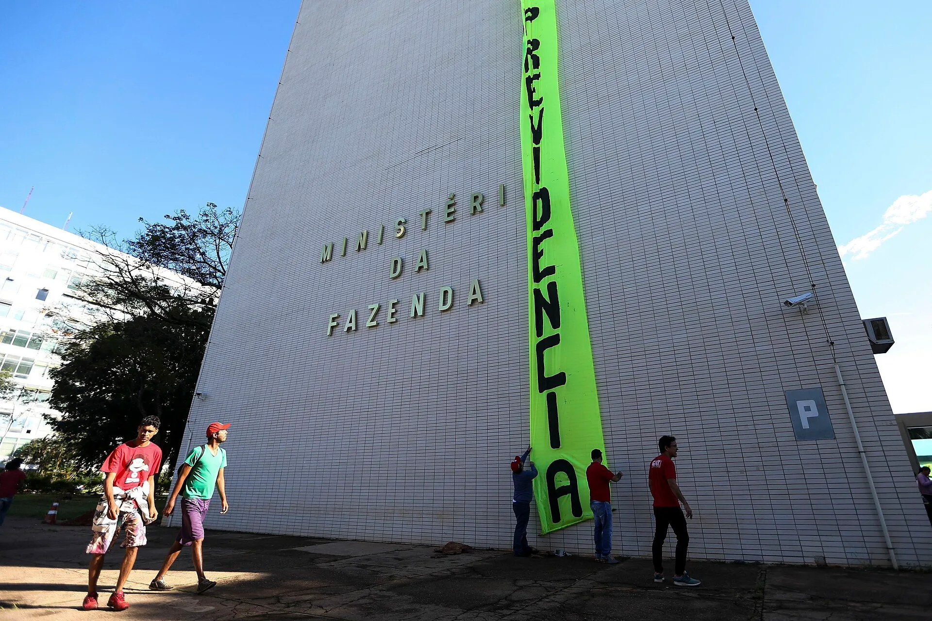 Fachada do prédio do Ministério da Fazenda, em Brasília, com letreiro na parede e uma faixa verde escrita Previdência.