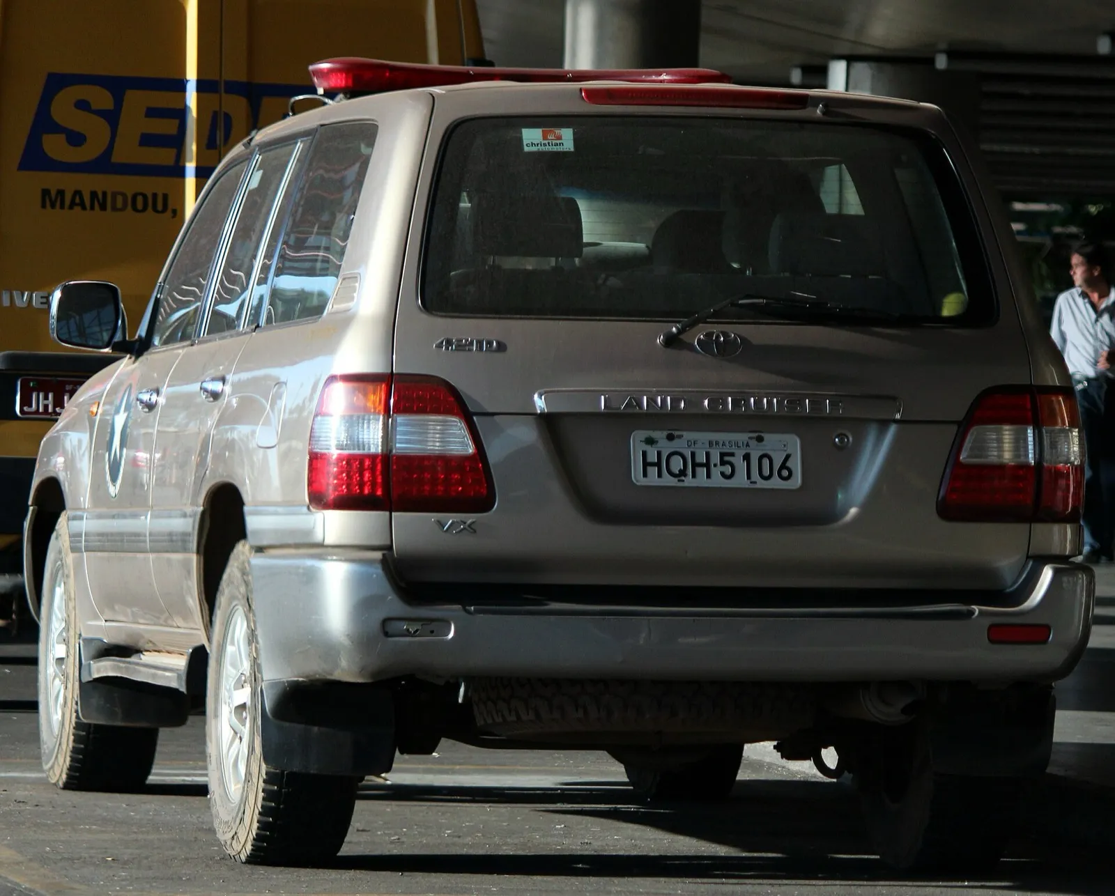 Veículo prateado da Receita Federal, um Toyota Land Cruiser com placa do Distrito Federal, visto por trás em uma área de aeroporto em Brasília.
