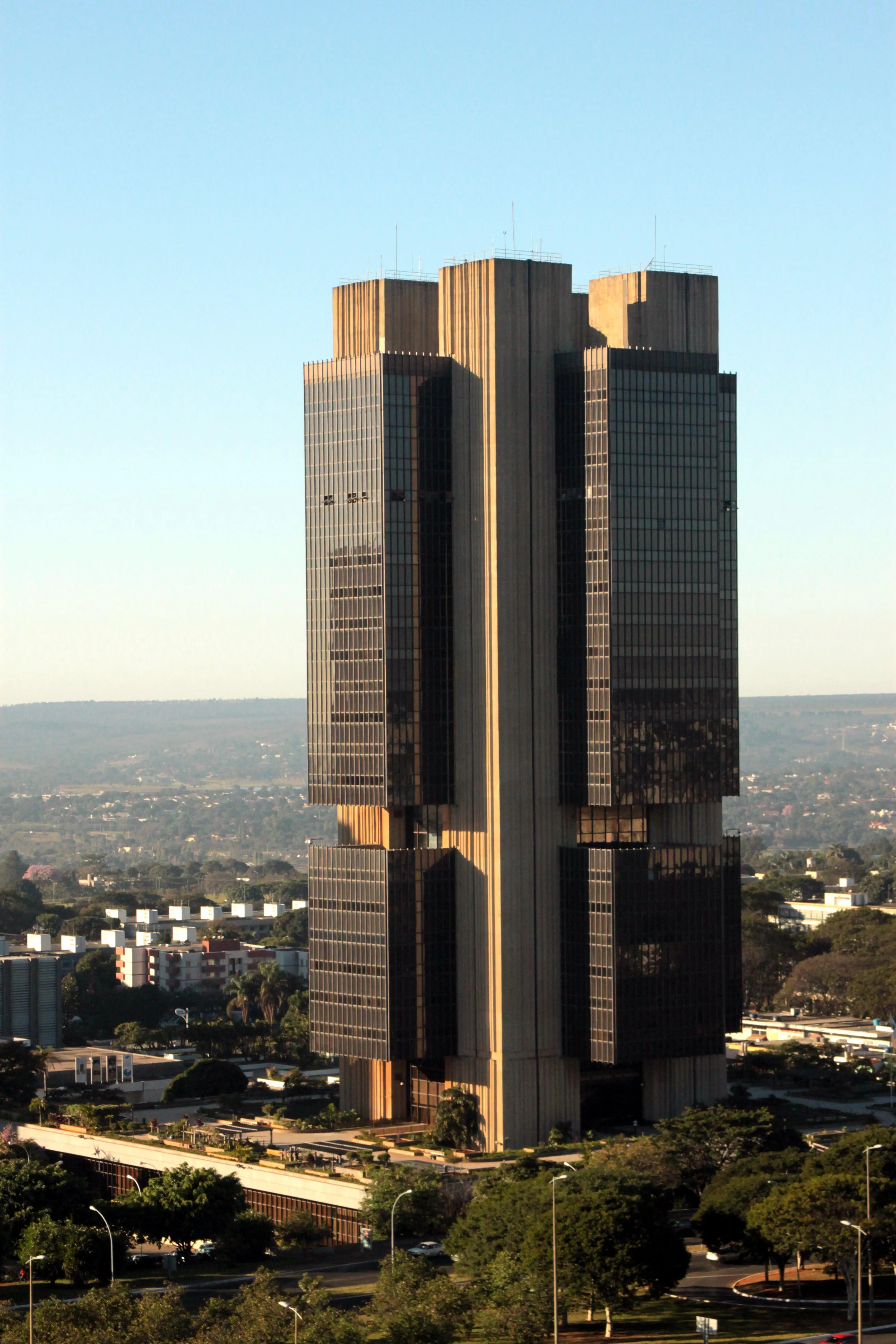 Sede do Banco Central do Brasil em Brasília, torre de concreto e vidro escuro sob céu azul